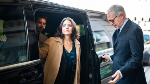 Şoförlü VIP Araç Kiralama: Sadece Ulaşım Değil, Prestij